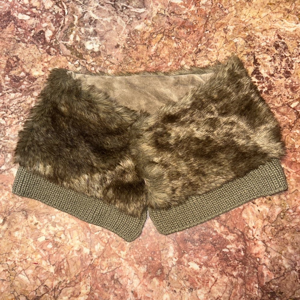 Womens D&Y shoulder scarf